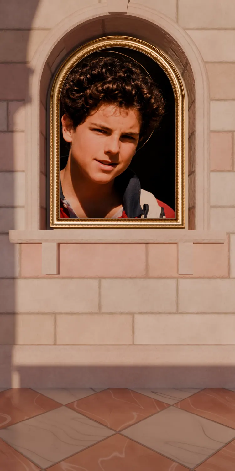 Retrato de Carlo Acutis en un cuadro con marco dorado, en la luneta de una galería de piedra al amanecer
